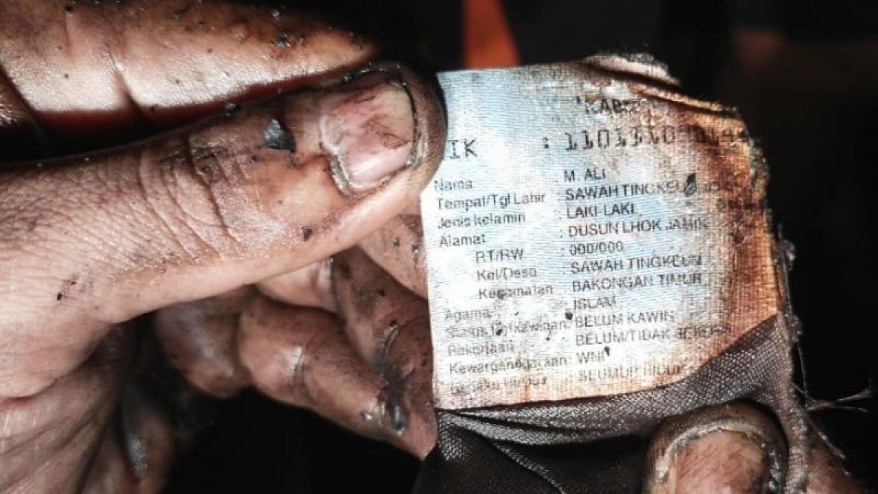 Petugas menemukan salah satu identitas terduga korban meninggal dunia akibat terbakar tiang listrik yang tumbang di kawasan Gunong Lhok Krit, Kecamatan Sawang, Kabupaten Aceh Selatan, Rabu (19/4/2023) jelang tengah malam. (ANTARA/HO-Dok. Pusdalops BPBD Aceh Selatan)