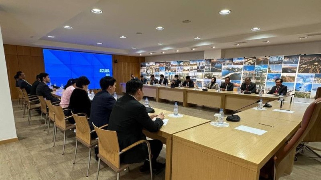 Duta Besar RI untuk Kazakhstan dan Tajikistan Fadjroel Rachman (paling kanan) mendampingi delegasi Dewan Perwakilan Daerah RI dalam pertemuan dengan pemerintah kota Astana, Rabu (5/4/2023). (Dokumentasi KBRI Astana)