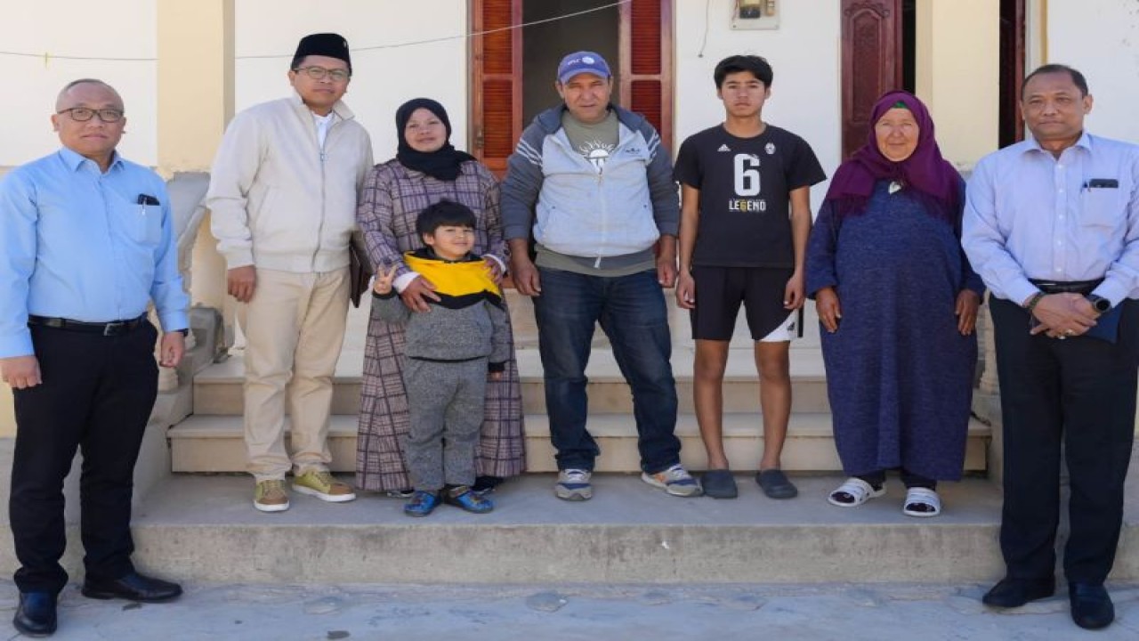 Duta Besar RI untuk Tunisia Zuhairi Misrawi (kedua kiri) mengunjungi seorang warga negara Indonesia (WNI) asal Purwakarta, Halimah Halimi Tajudin, di kediamannya di Jandouba, Tunisia, Senin (3/4/2023).  (ANTARA/HO-KBRI Tunis)