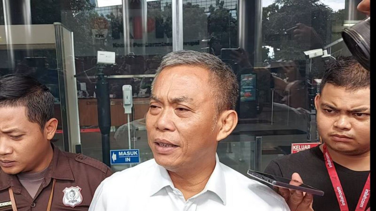 Ketua DPRD DKI Jakarta Prasetyo Edi Marsudi berikan keterangan kepada wartawan usai diperiksa oleh Komisi Pemberantasan Korupsi (KPK) soal anggaran pengadaan tanah di Kelurahan Pulo Gebang, Cakung, Jakarta Timur, tahun 2018-2019, di Gedung Merah Putih KPK, Jakarta Selatan, Senin (10/4/2023). ANTARA/Fianda Sjofjan Rassat