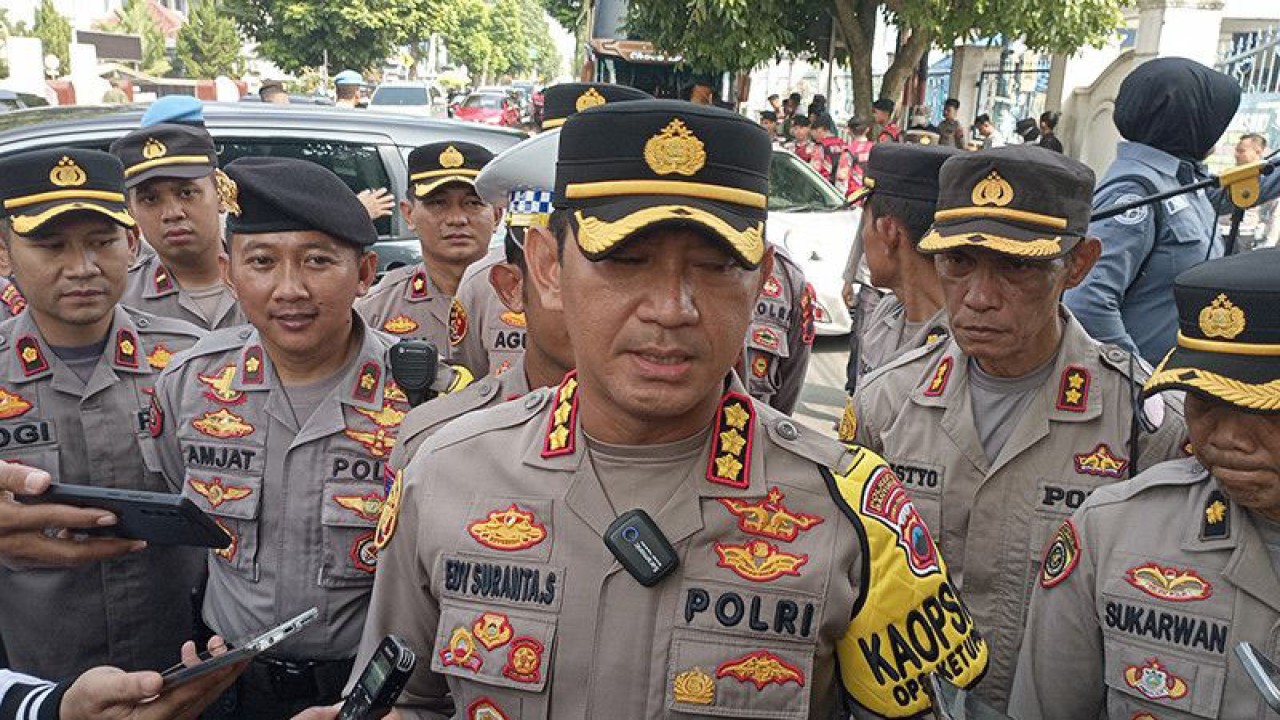 Kapolresta Banyumas Kombes Pol. Edy Suranta Sitepu memberi keterangan pers di Purwokerto, Kabupaten Banyumas, Rabu (26/4/2023), terkait dengan evaluasi sementara terhadap pelaksanaan Operasi Ketupat Candi 2023 di wilayah hukum Polresta Banyumas. ANTARA/Sumarwoto