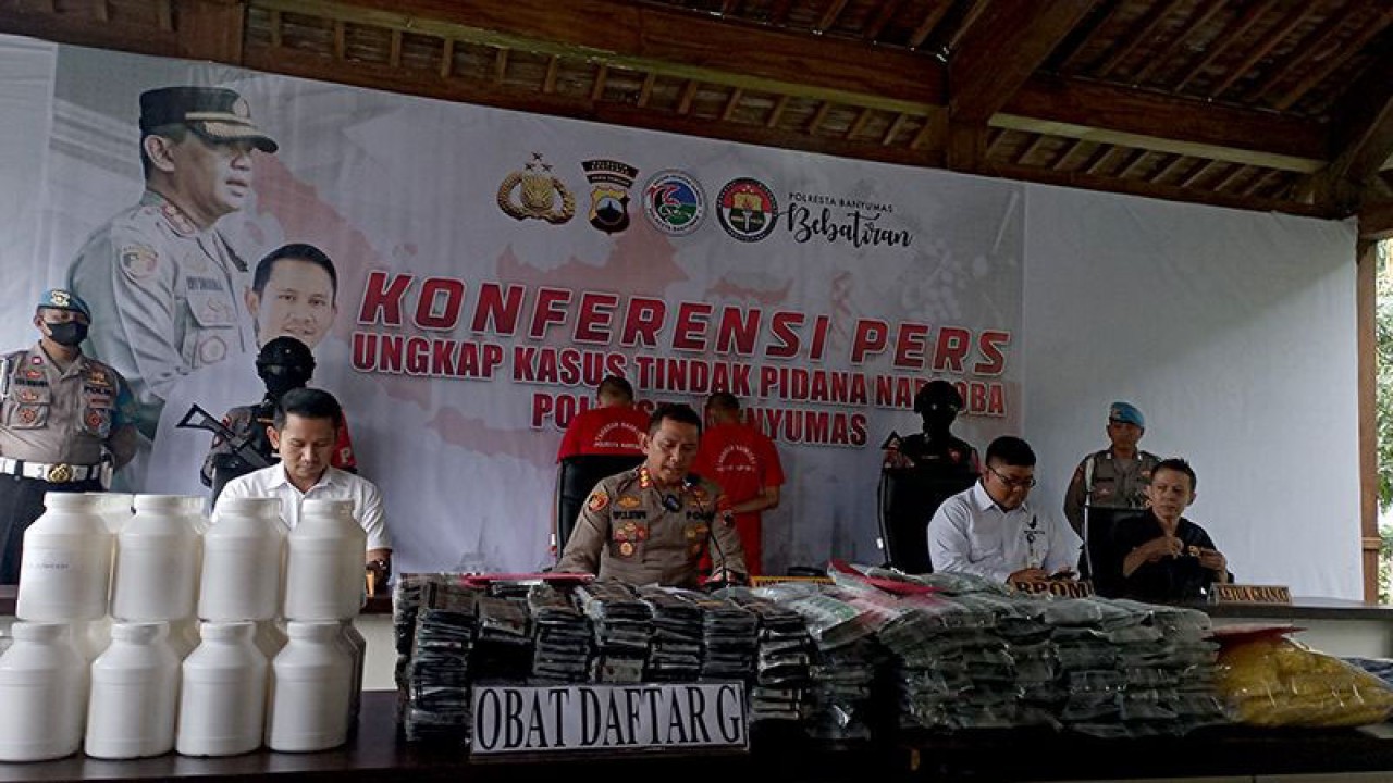 Kapolresta Banyumas Kombes Pol Edy Suranta Sitepu (dua dari kiri) didampingi Kasatresnarkoba Kompol Muchammad Yogi Prawira (kiri) memimpin konferensi pers di Mapolresta Banyumas, Kamis (13/4/2023), terkait dengan pengungkapan kasus obat daftar G, psikotropika, dan narkotika. ANTARA/Sumarwoto