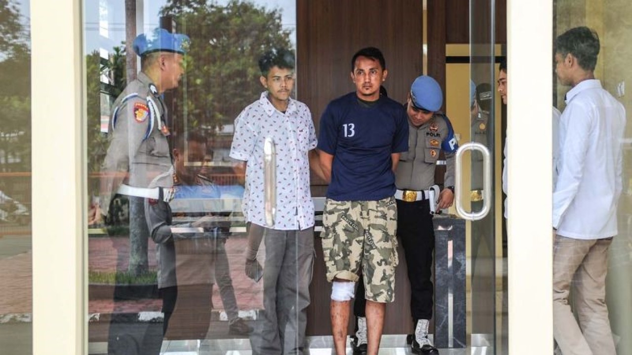 Polisi menggiring tersangka kasus pembacokan mantan Ketua Komisi Yudisial Jaja Ahmad Jayus, Adt (ketiga kiri), di Polresta Bandung, Soreang, Kabupaten Bandung, Jawa Barat, Rabu (29/3/2023). Anggota Polresta Bandung berhasil menangkap tersangka Adt dengan barang bukti sebuah celurit dan kendaraan tersangka, sementara motif pembacokan tersebut adalah pencurian dengan kekerasan. ANTARA FOTO/Raisan Al Farisi/aww.