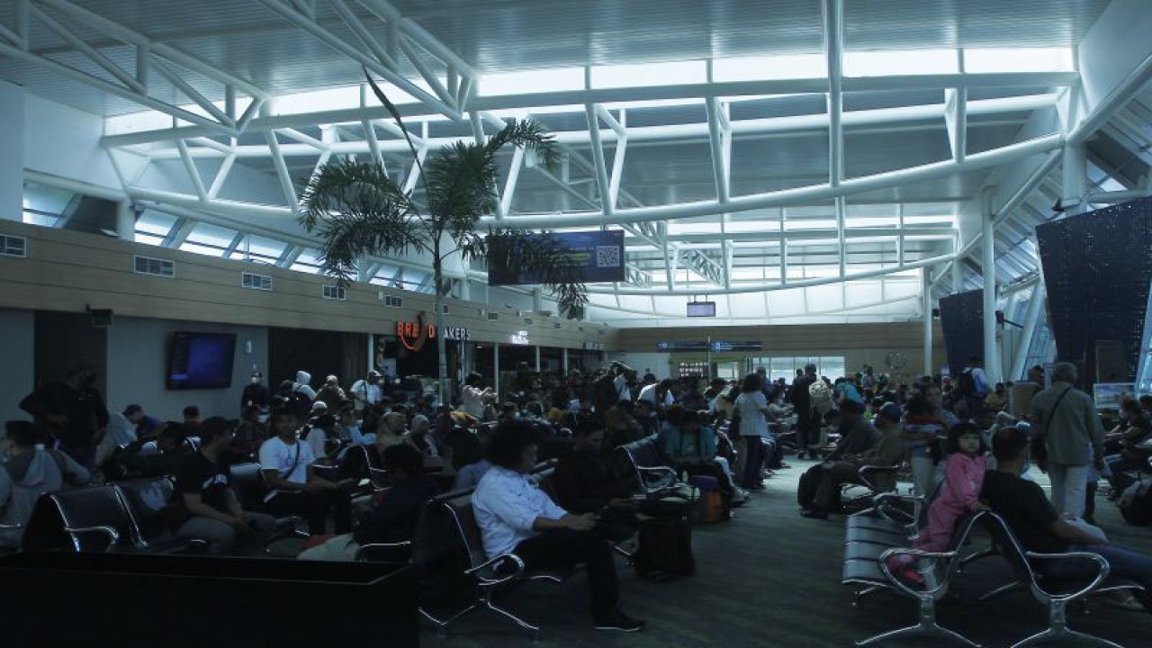 Sejumlah pemudik beristirahat sambil menunggu jadwa keberangkatan pesawat di ruang tunggu terminal bandara El Tari Kupang NTT..ANTARA FOTO/Kornelis Kaha.