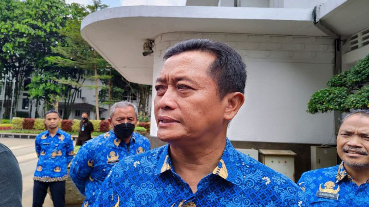 Plh Wali Kota Bandung Ema Sumarna saat memberi keterangan di Balai Kota Bandung, Jawa Barat, Senin (17/4/2023). (ANTARA/Ricky Prayoga)