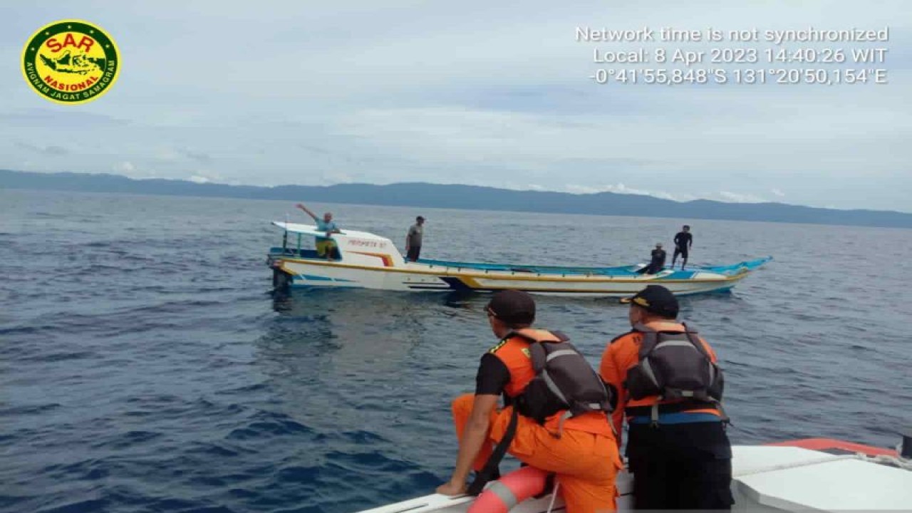 Tampak Tim SAR tengah melakukan evakuasi korban di Perairan Pulau RAM, Kabupaten Raja Ampat, Provinsi Papua Barat Daya. (ANTARA/HO-Tim SAR Sorong)