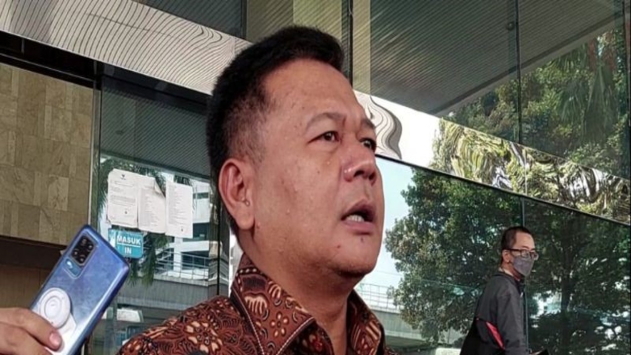 Brigjen Pol. Endar Priantoro temui Dewan Pengawas KPK laporkan dugaan pelanggaran kode etik terkait pemberhentiannya sebagai Direktur Penyelidikan, Selasa (4/4/2023). ANTARA/Fianda Sjofjan Rassat