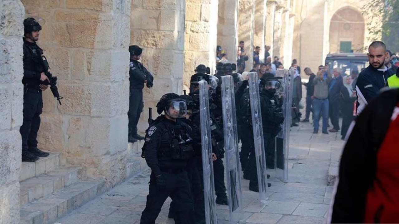 Arsip - Pasukan keamanan Israel berjaga saat terlibat bentrok dengan warga Palestina di kompleks Masjid Al Aqsa di Yerusalem Timur (22/4/2022). (ANTARA/Xinhua/Muammar Awad/aa)