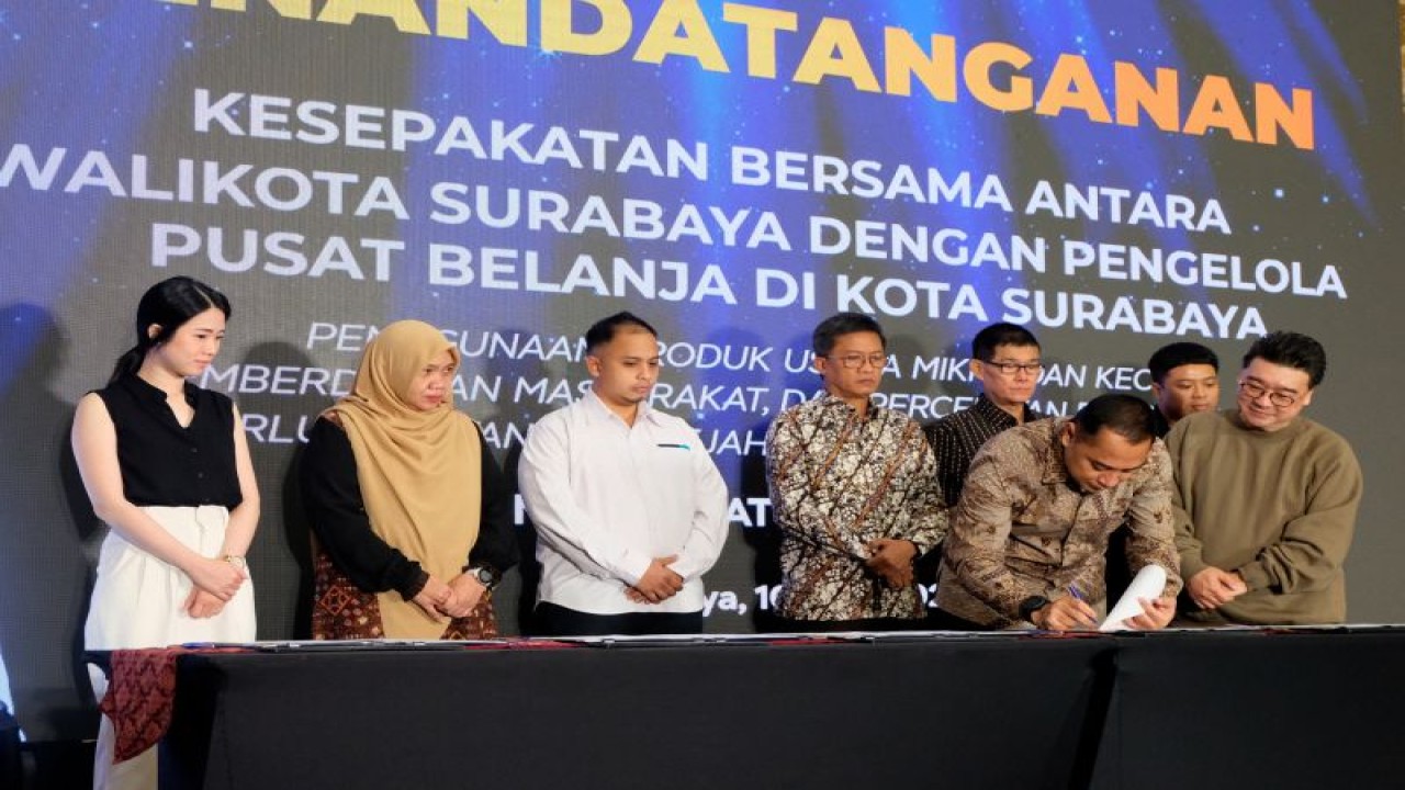 Wali Kota Surabaya Eri Cahyadi menandatangani memorandum of understanding (MoU) bersama 32 pengelola pusat belanja di Kota Surabaya, Jatim, Senin (10/4/2023). ANTARA/HO-Diskominfo Surabaya