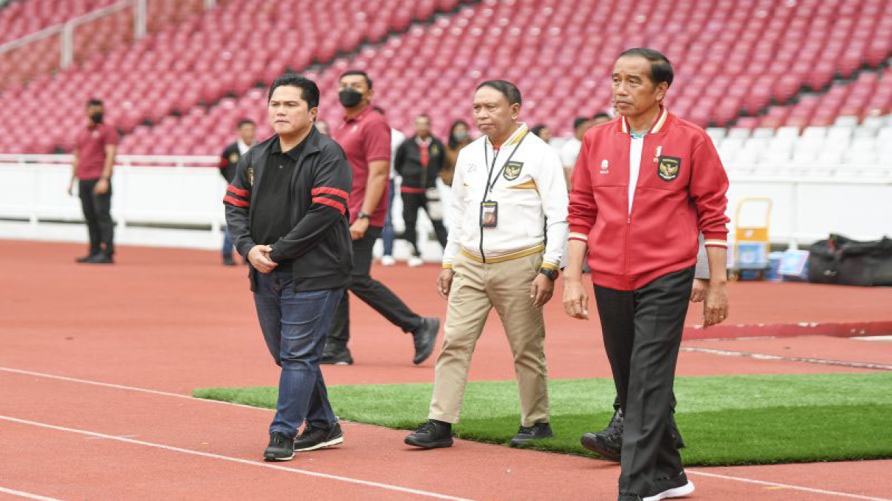 Presiden Joko Widodo (kanan) didampingi Ketua Umum PSSI Erick Thohir (kiri) dan Wakil Ketua Umum PSSI Zainudin Amali (tengah) berjalan untuk menemui pemain Timnas U-20 di Stadion Utama Gelora Bung Karno, Jakarta, Sabtu (1/4/2023). (ANTARA FOTO/Hafidz Mubarak A/hp)
