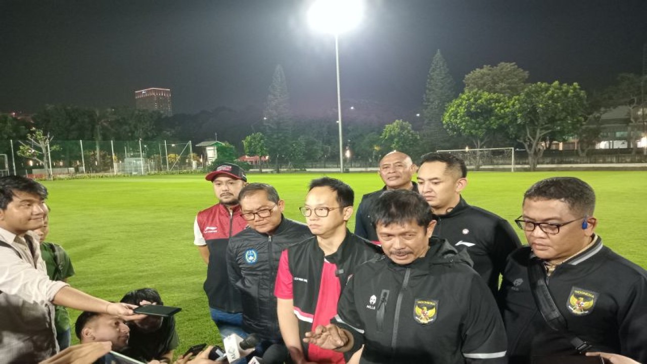 Pelatih tim nasional U-22 Indra Sjafri menjawab pertanyaan para pewarta setelah memimpin latihan tim di lapangan latihan Gelora Bung Karno, Jakarta, Rabu (5/4/2023). (ANTARA/RAUF ADIPATI)