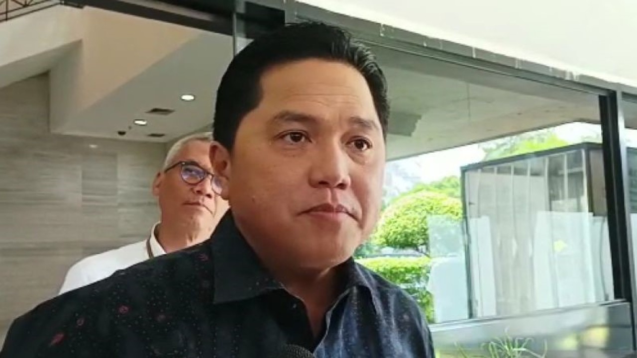 Ketua Umum Persatuan Sepak Bola Seluruh Indonesia (PSSI) Erick Thohir di Kantor Staf Presiden (KSP) Jakarta pada Senin (10/4/2023). (ANTARA/Desca Lidya Natalia)
