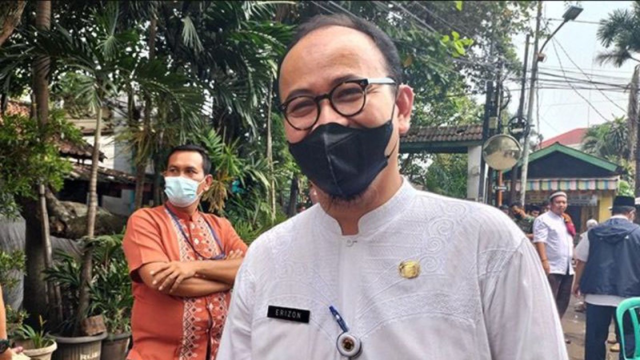 Kepala Suku Dinas Kesehatan Jakarta Barat, Erizon Safari, di kawasan Kembangan, Jakarta Barat, Jumat (24/6/2022). ANTARA / Walda