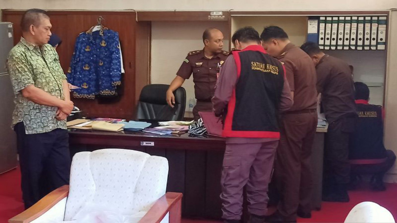 Arsip foto-Mantan Kepala Dinas ESDM NTB Zainal Abidin (kiri) yang kini menjadi salah seorang tersangka kasus dugaan korupsi tambang pasir besi pada blok Dedalpak saat mendampingi tim kejaksaan melakukan penggeledahan di ruangannya di Kantor Dinas ESDM NTB, Mataram, Kamis (9/3/2023). ANTARA/Dhimas B.P.