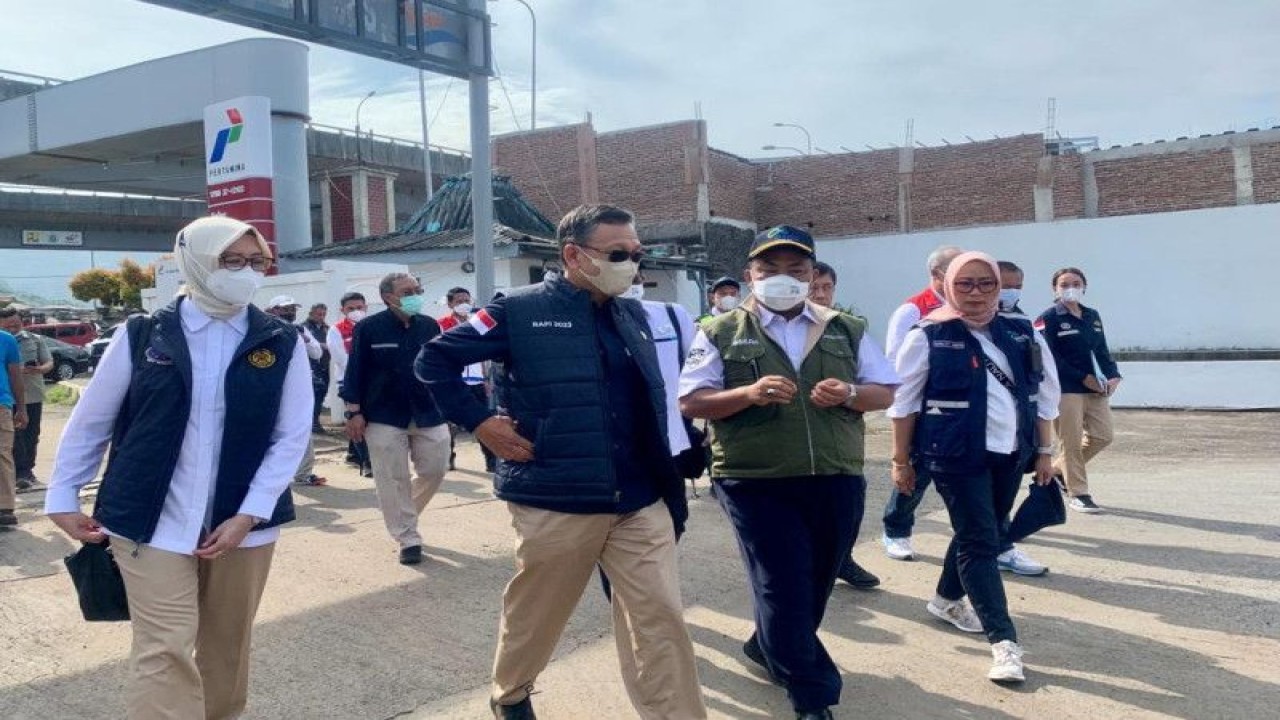 Menteri ESDM Arifin Tasrif (dua kiri) saat meninjau Stasiun Pengisian Bahan Bakar (SPBB) di Pelabuhan Merak Banten pada Selasa (18/4/2023). (ASDP)