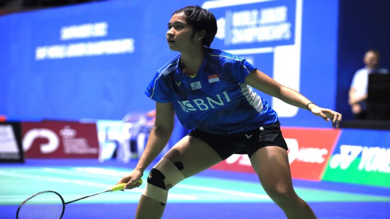 Tunggal putri Indonesia Ester Nurumi Twi Wardoyo beraksi pada babak 16 besar Kejuaraan Bulu Tangkis Dunia Junior (WJC) 2022 di Palacio de Deportes de Santander, Spanyol, Kamis (27/10/2022). (Dokumentasi PBSI)