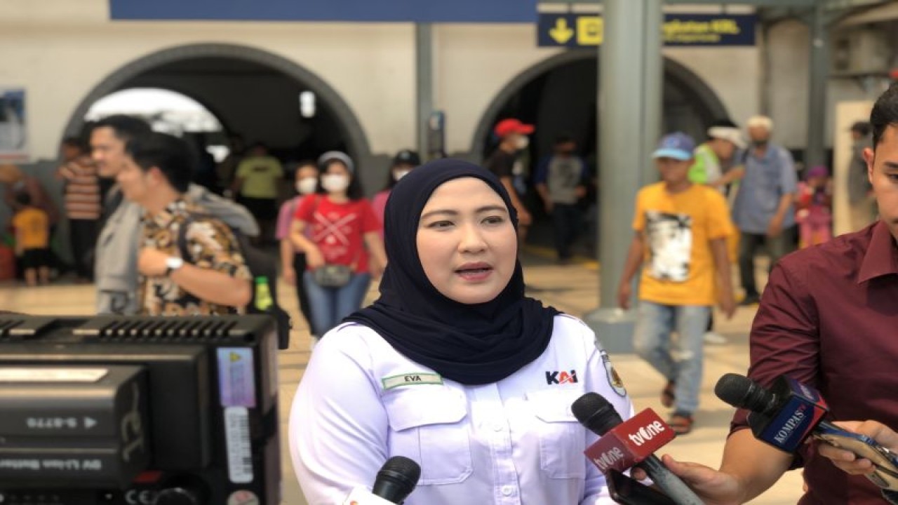 Kepala Hubungan Masyarakat (Humas) PT KAI Daop 1 Jakarta Eva Chairunisa ketika menemui awak media pada Kamis siang di stasiun Pasar Senen (ANTARA/Zaro Ezza Syachniar)
