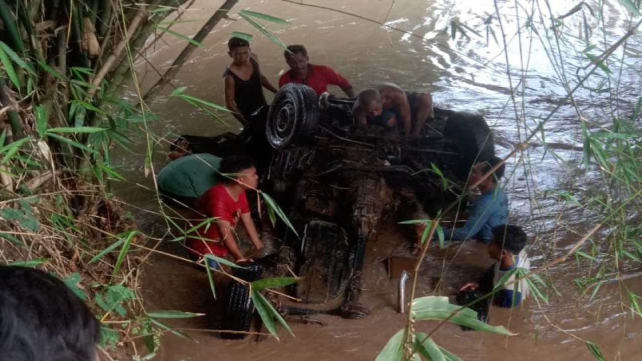 Warga mengevakuasi mobil bak terbuka yang terseret banjir di Desa Kananta, Bima, Nusa Tenggara Barat, Sabtu (1/4/2023). (ANTARA/HO-BPBD Kabupaten Bima)