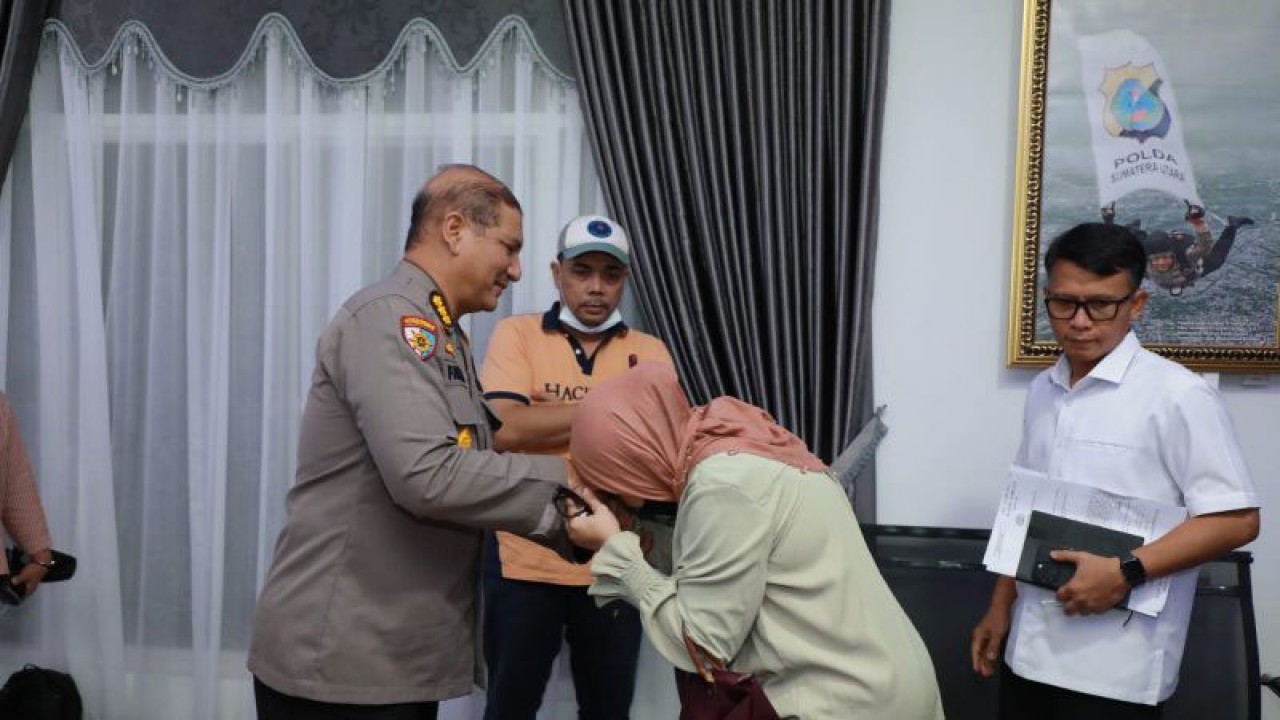 Ibu Evi ( nomor 2 dari kanan) orang tua dari Ken Admiral mahasiswa korban penganiayaan menyampaikan terimakasih kepada Polda Sumatera Utara (ANTARA/HO-Humas Polda Sumut)