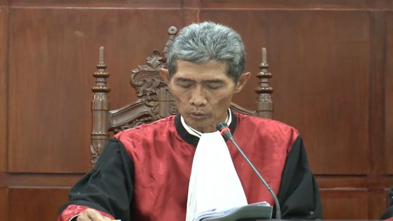 kata Hakim Ketua Ewit Soetriadi saat menyampaikan amar putusan hasil banding di Pengadilan Tinggi DKI Jakarta, Rabu (12/4/2023). (ANTARA/Fath Putra Mulya)