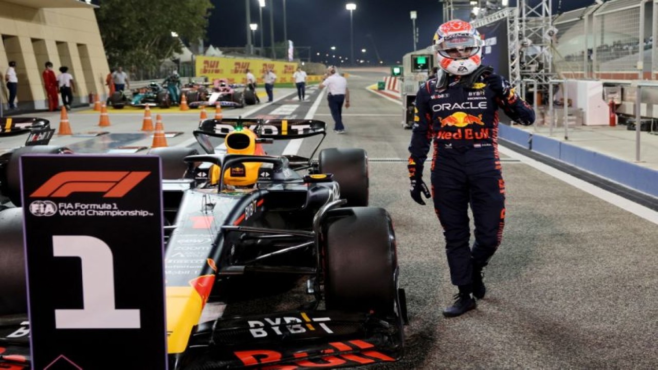 Arsip - Pebalap tim Red Bull Max Verstappen asal belanda melakukan selebrasi setelah merebut pole position Grand Prix Bahrain, Sirkuit Internasional Bahrain, Sakhir. (4/3/2023) (AFP/GIUSEPPE CACACE)