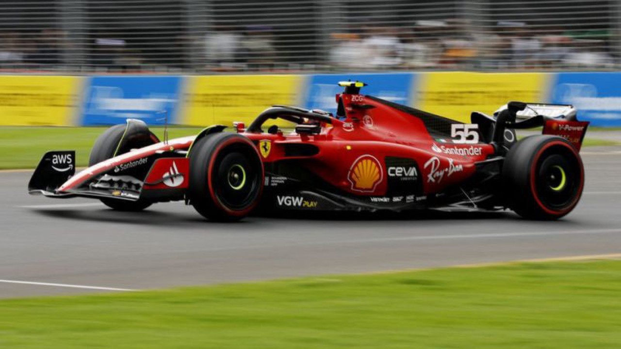 Pembalap tim Ferrari Carlos Sainz Jr. saat latihan F1 Grand Prix Australia di Sirkuit Grand Prix Melbourne, Australia (1/4/2023). ANTARA FOTO/ REUTERS/Darrian Traynor/tom.
