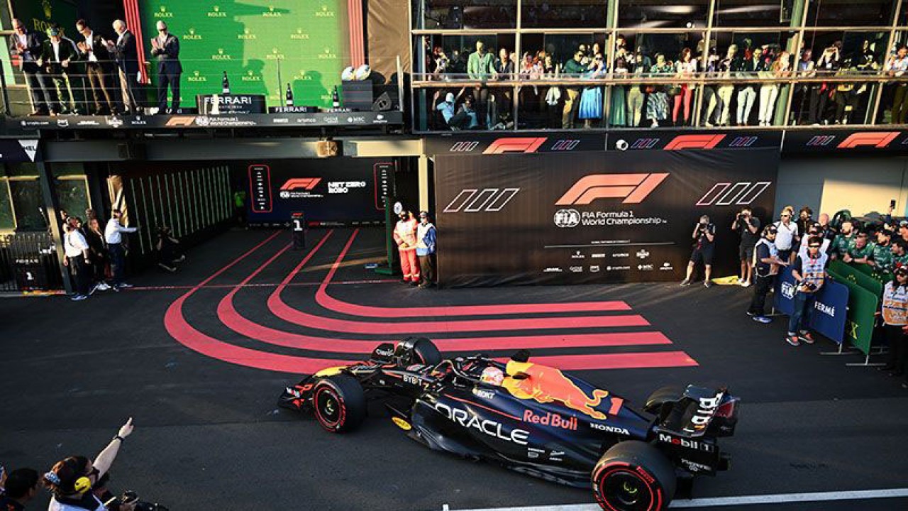 Max Verstappen dari Red Bull Racing merayakan kemenangan Grand Prix Australia 2023 di Sirkuit Albert Park di Melbourne, Minggu, 2 April 2023. ANTARA/Gambar AAP/Joel Carret/pri. (AAPIMAGE via Reuters Connect/JOEL CARRETT)