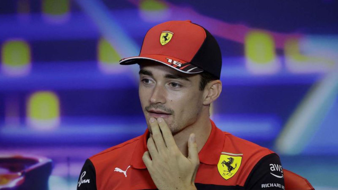 Pembalap Ferrari Charles Leclerc menghadiri konferensi pers jelang balapan pamungkas F1 2022 Abu Dhabi Grand Prix di sirkuit Yas Marina, Abu Dhabi, Uni Emirat Arab (17/11/2022). ANTARA FOTO/REUTERS/Leonhard Foeger/aww.