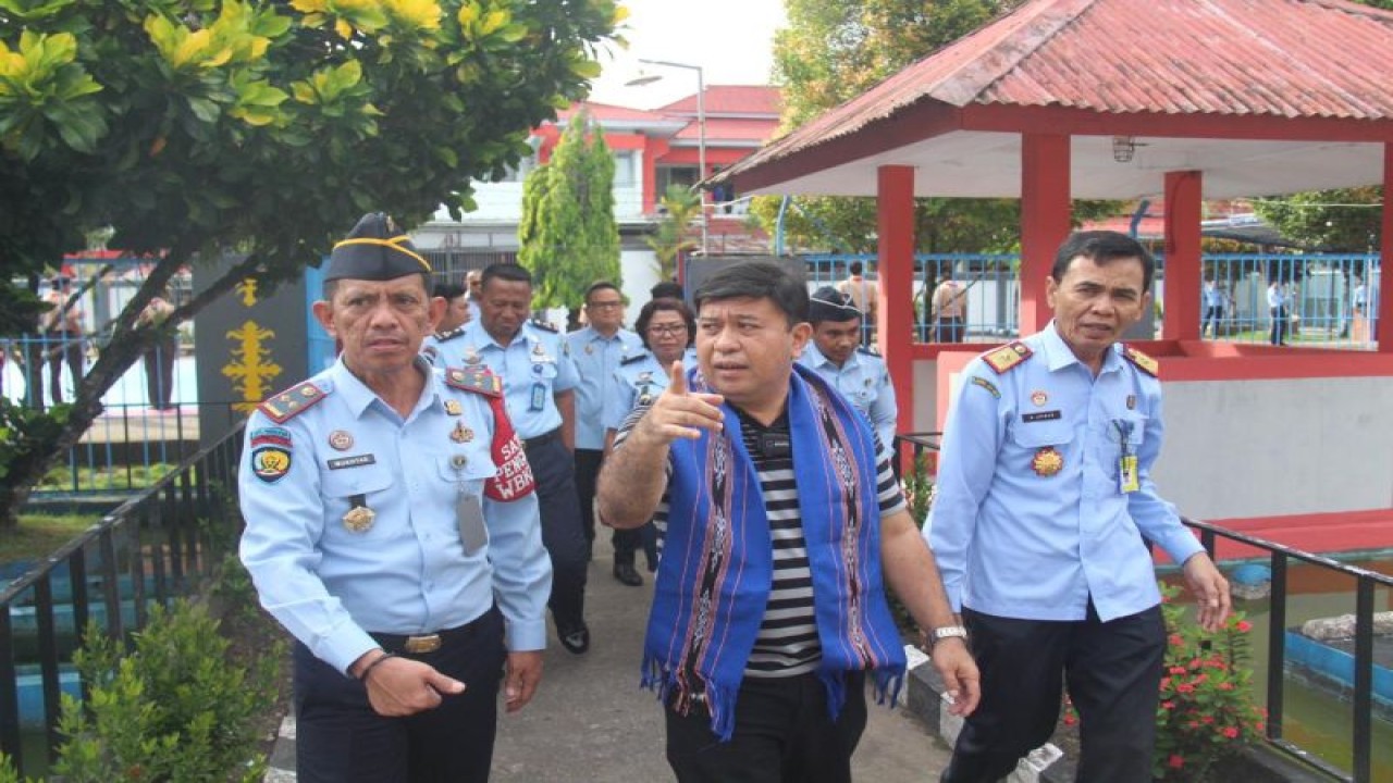 Staf Khusus Kementerian Hukum dan Hak Asasi Manusia (Kemenkumham) Fajar B.S Lase meninjau Lapas Kelas II A Ambon. ANTARA/John Soplanit