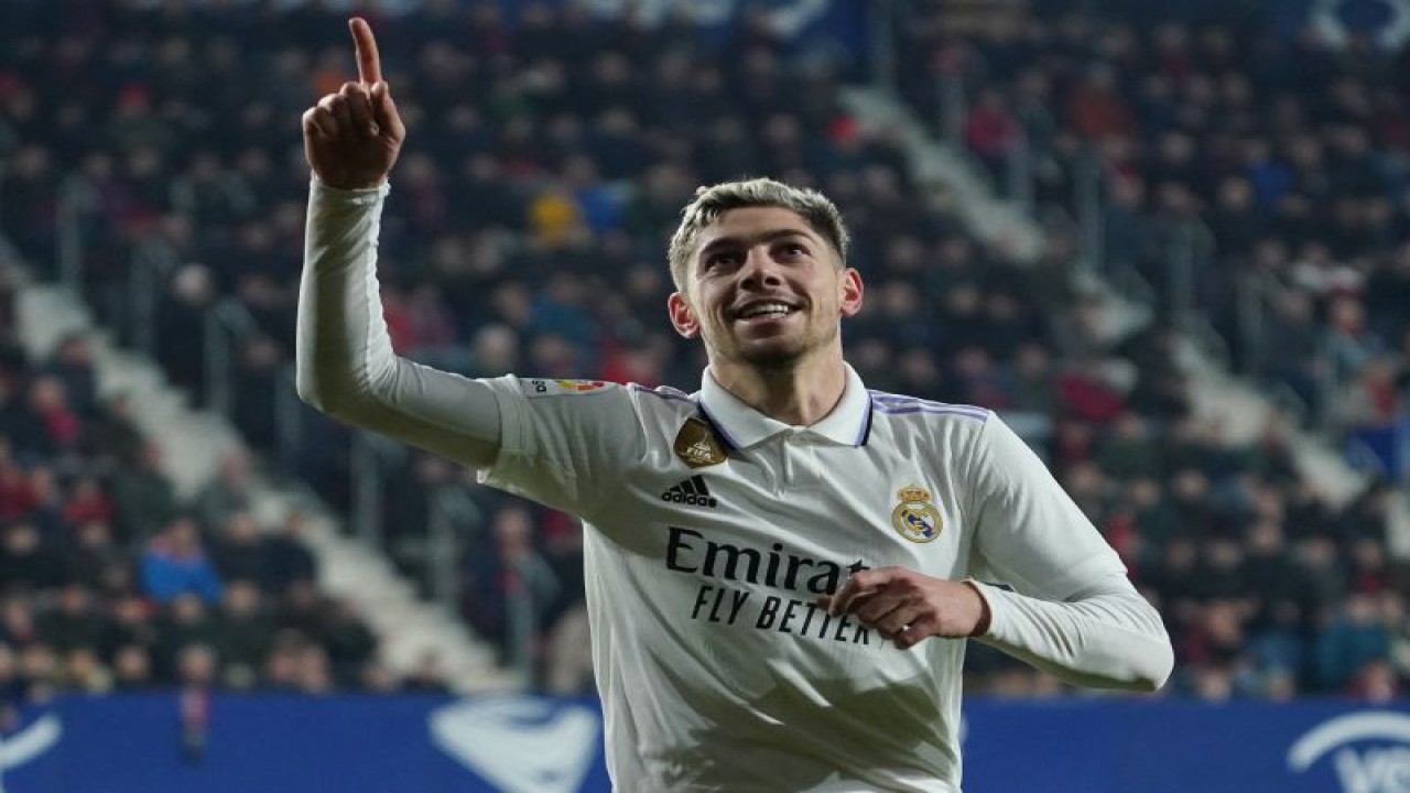 Pemain Real Madrid asal Uruguay Federico Valverde melakukan selebrasi usai mencetak gol dalam laga Liga Spanyol melawan Osasuna di stadion El Sadar Pamplona, 18 Februari 2023. (Antara/AFP/CESAR MANSO)