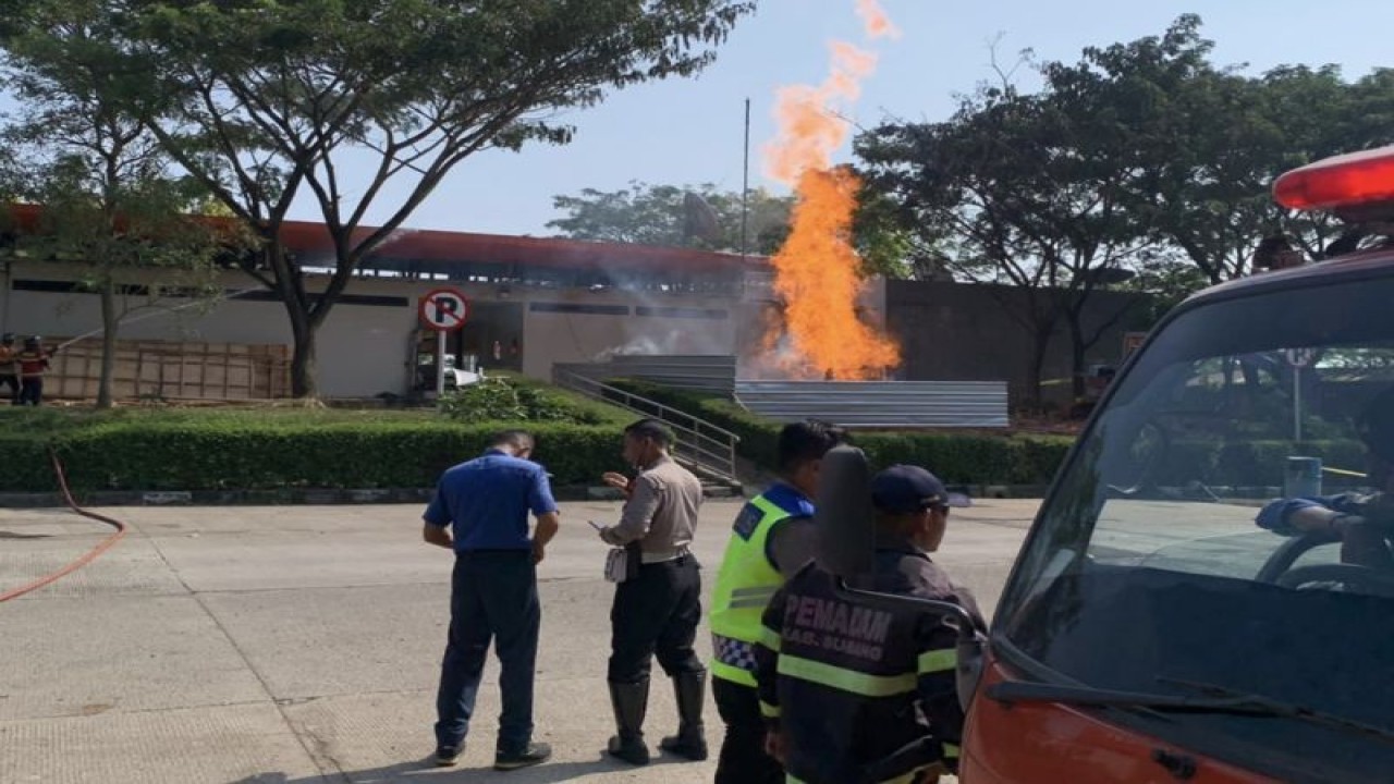 Fenomena semburan api terjadi di Rest Area KM 86 B Tol Cipali, Kabupaten Subang, Jawa Barat. (ANTARA/HO-Humas Polda Jawa Barat)