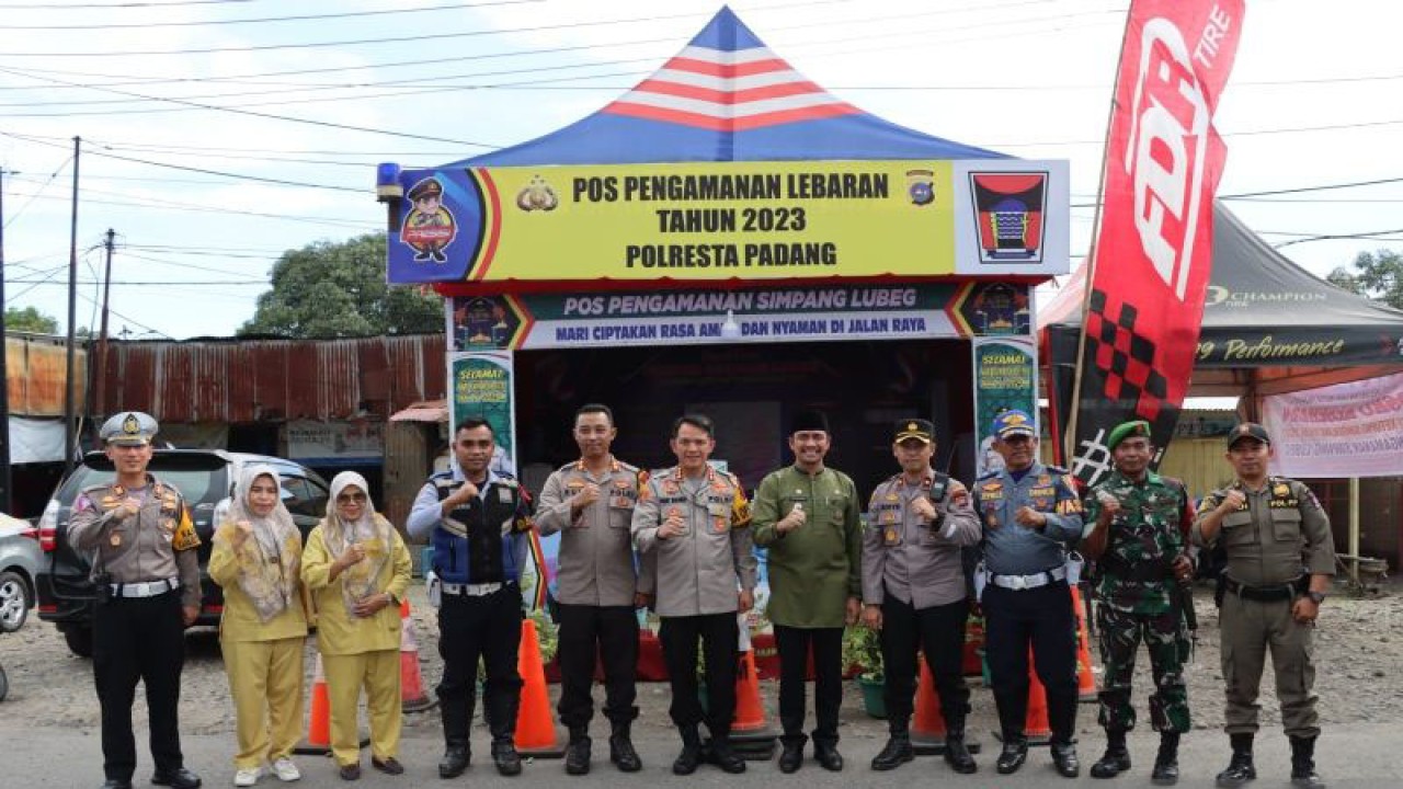 Kapolresta Padang Kombes Pol. Ferry Harahap (tengah) usai meninjau Posko Pengamanan Lebaran di Padang, Selasa (18/4/2023). ANTARA/FathulAbdi