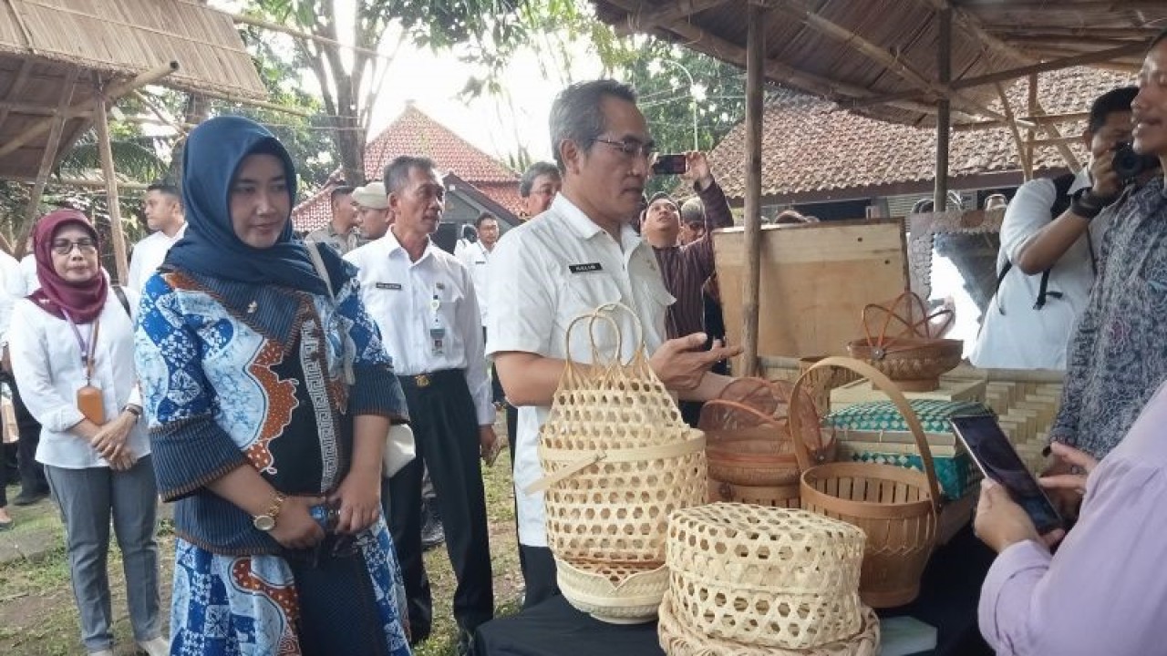 Salah satu stan barang kerajinan tradisional tempo dulu yang disediakan di ajang Festival Klangengan Bantul 2023 di komplek Pasar Seni Gabusan, Kabupaten Bantul, Daerah Istimewa Yogyakarta. (ANTARA/Hery Sidik)