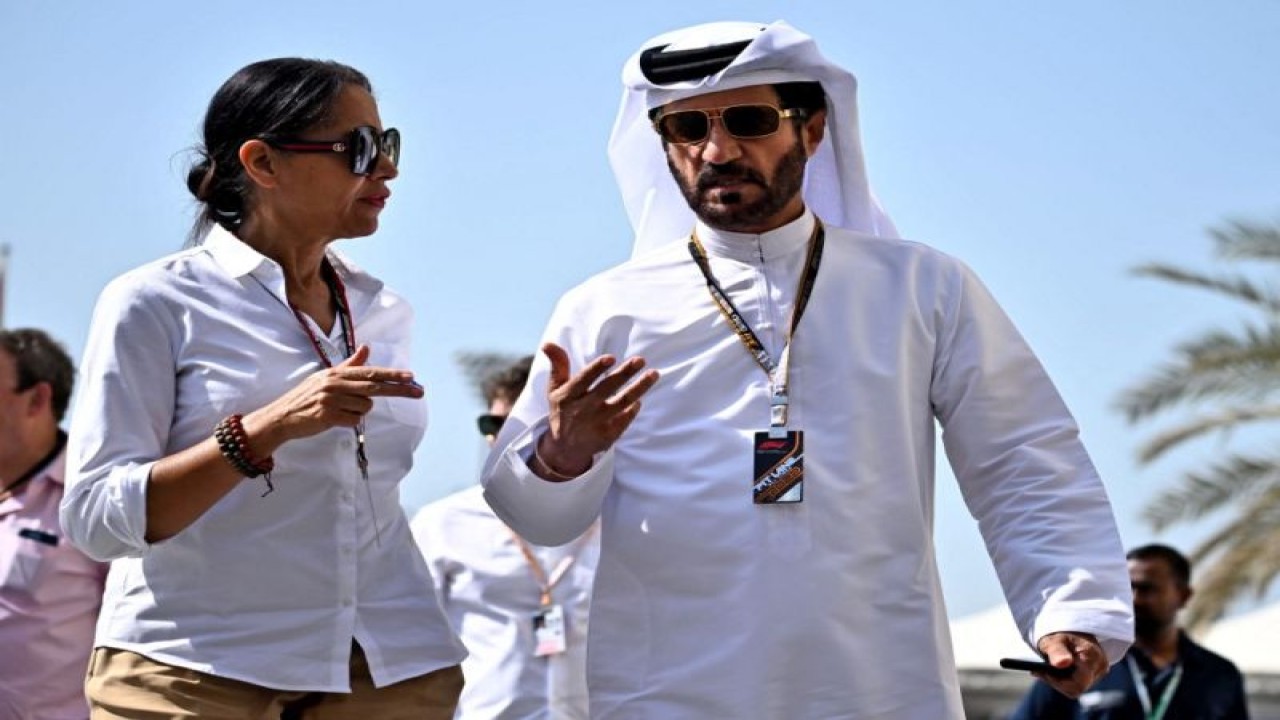 Presiden FIA Mohammed Ben Sulayem tiba di Sirkuit Yas Marina, jelang sesi latihan ketiga Grand Prix Abu Dhabi. (19/11/2022) (AFP/BEN STANSALL)
