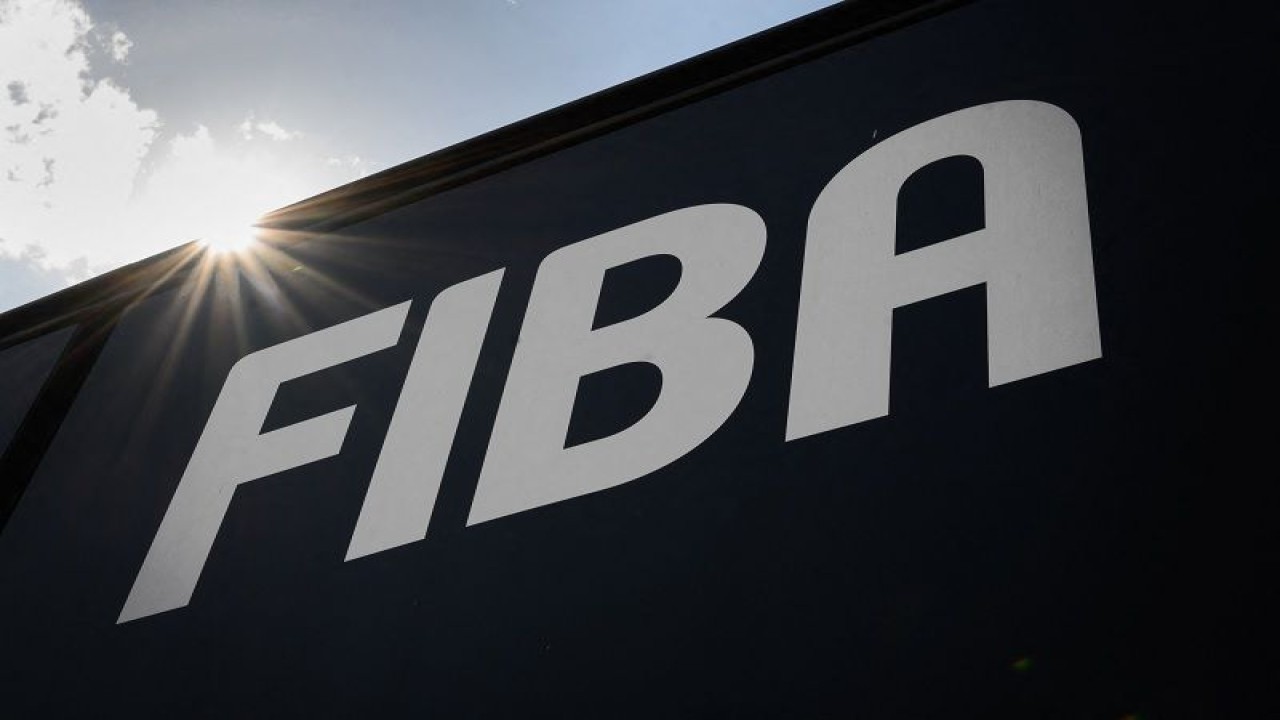 Logo federasi bola basket internasional, FIBA, di gedung markas mereka di Mies, Swiss, pada 24 April 2020. (ANTARA/AFP/Fabrice Coffrini)