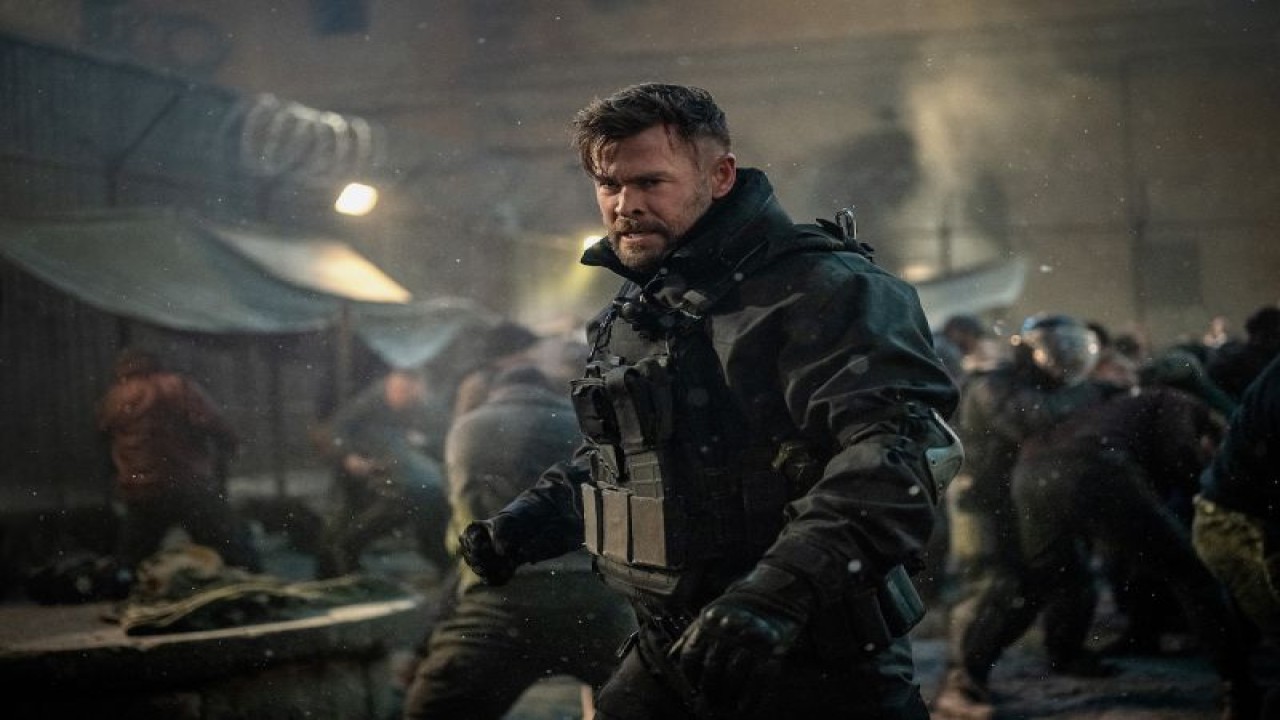 Aktor Chris Hemsworth berperan sebagai Tyler Rake pada film "Extraction 2". (ANTARA/HO/Netflix/Jasin Boland)