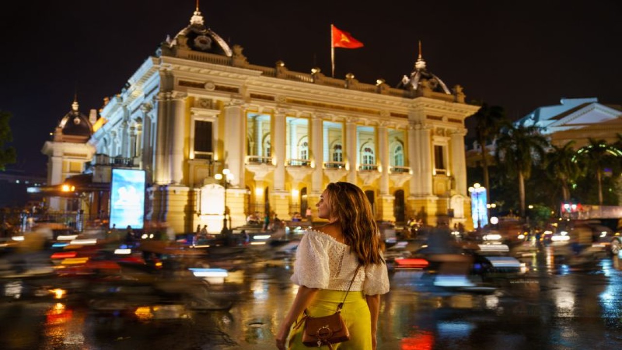 Aktris Rachael Leigh Cook berperan sebagai Amanda dalam film "A Tourist's Guide to Love" saat berada di seberang Gedung Opera, salah satu lokasi bersejarah di Hanoi, Vietnam. (ANTARA-HO/Sasidis Sasisakulporn/Netflix)