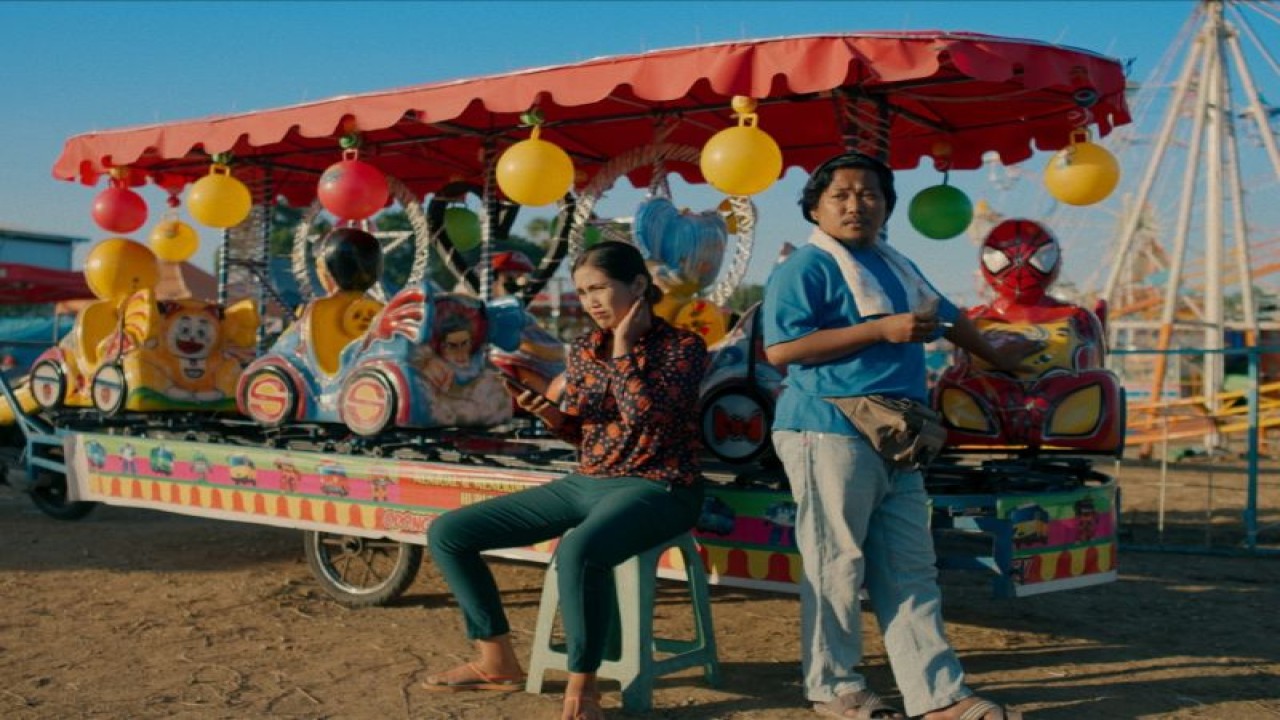 Potret karakter Basri (Arham Rizky Saputra) dan Salma (Rezky Chiki) dalam film "Basri & Salma in a Never-Ending Comedy" yang akan berkompetisi di Festival Film Cannes 2023. (ANTARA/HO/Hore Pictures)