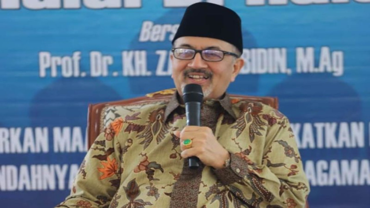 Ketua FKUB Provinsi Sulteng Prof Kiai Haji Zainal Abidin MAg menyampaikan ceramah pada halal bi halal yang dilaksanakan oleh Pemkab Banggai Kepulauan. (ANTARA/HO-Prokopim Setda Pemkab Bangkep)