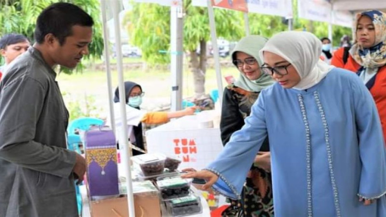 Bupati Mamuju Sutinah Suhardi mengunjungi Food Carnaval Ramadhan yang menyediakan aneka kuliner yang dijual pelaku UMKM bulan suci ramadhan di Mamuju, Minggu (09/4/2023). ANTARA/M Faisal Hanapi