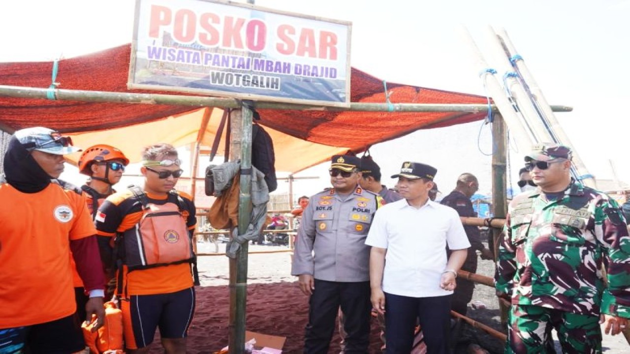 Bupati Lumajang Thoriqul Haq bersama forkopimda memantau objek wisata pantai selatan di Lumajang, Kamis (27/4/2023) (ANTARA/HO-Diskominfo Lumajang)