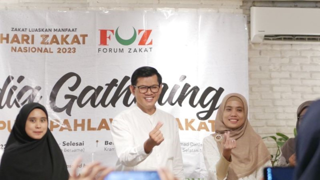 Sekretaris Umum Forum Zakat Nasional Irvan Nugraha (tengah) bersama Direktur Fundraising Dompet Dhuafa Etika Setiawanti (kanan) dan perwakilan komunitas jurnalis berhijab (kiri) pada peringatan Hari Zakat Nasional, Senin (17/4/2023) (ANTARA/HO-Forum Zakat Nasional)