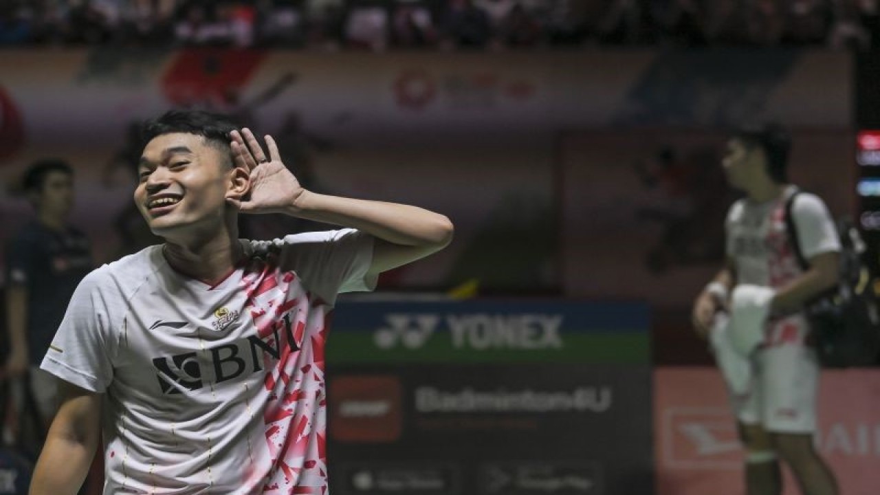 Pasangan pebulu tangkis ganda putra Indonesia Daniel Marthin (kanan) dan Leo Rolly Carnando (kiri) meluapkan kegembiraanya usai menang melawan pebulu tangkis ganda putra Jepang Takuro Hoki dan Yugo Kobayashi pada babak semifinal turnamen Daihatsu Indonesia Masters 2023 di Istora Gelora Bung Karno, Senayan, Jakarta, Sabtu (28/1/2023). ANTARA FOTO/M Risyal Hidayat/nz (ANTARA FOTO/M RISYAL HIDAYAT)
