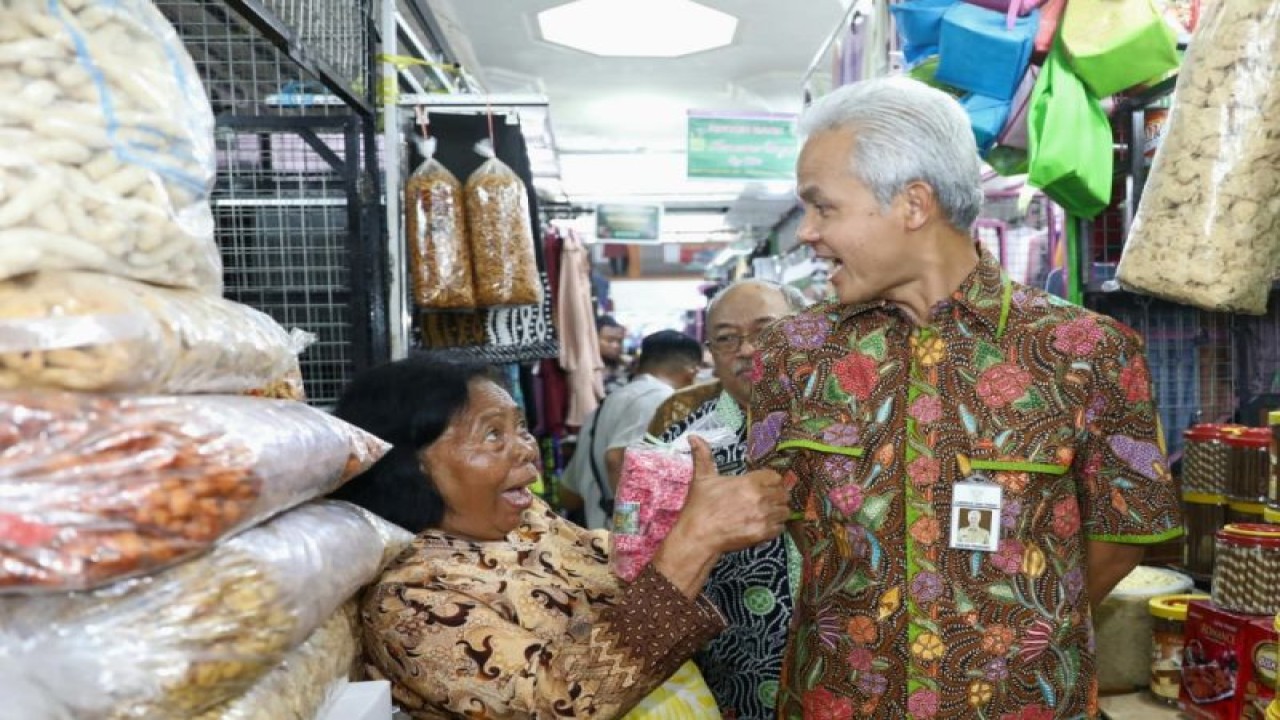 Gubernur Jawa Tengah Ganjar Pranowo saat pengecekan harga kebutuhan pokok menjelang Lebaran 2023 di Pasar Johar Lama, Semarang, (5/4/2023). (ANTARA/HO-Humas Pemprov Jateng)