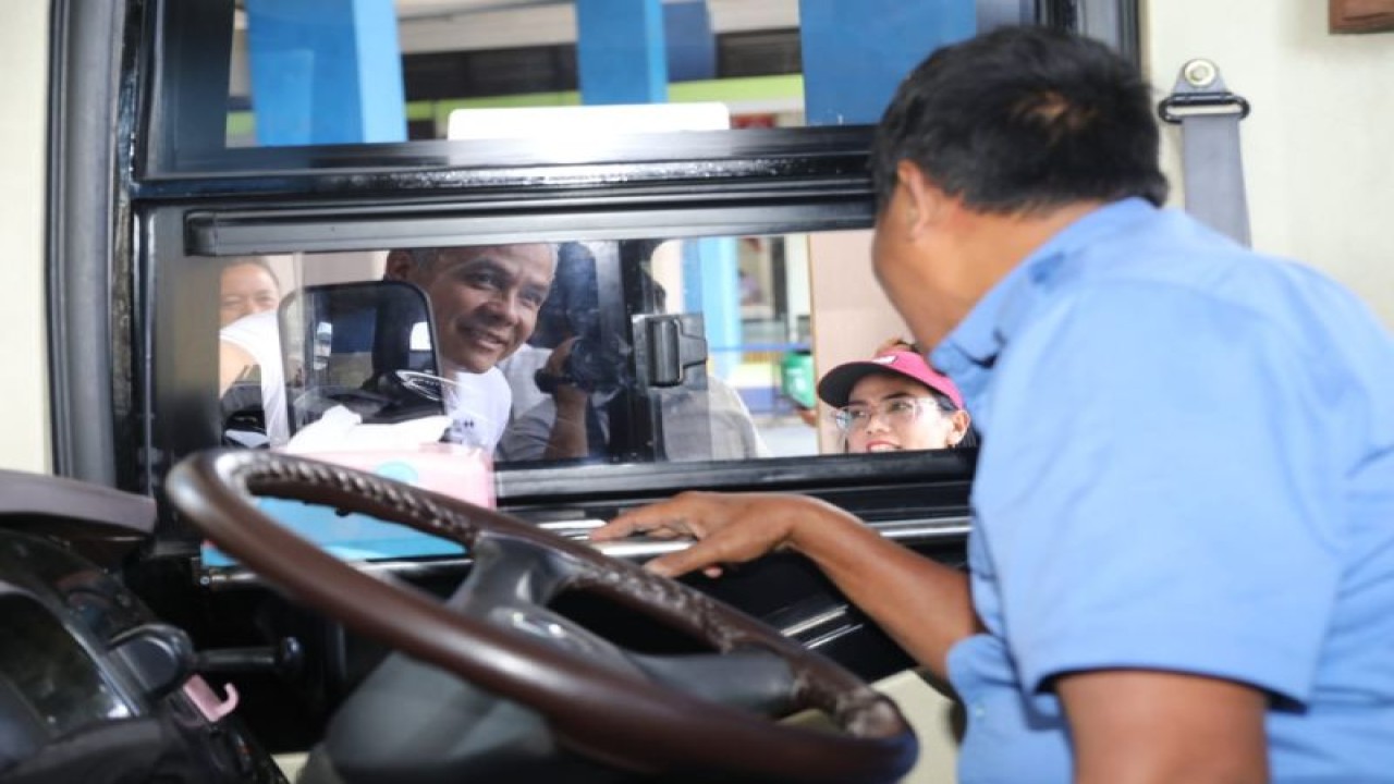 Gubernur Jawa Tengah Ganjar Pranowo berbincang dengan pengemudi bus saat mengecek persiapan arus mudik Lebaran di Terminal Ir Soekarno Klaten, Sabtu (8/4/2023). ANTARA/HO-Humas Pemprov Jateng
