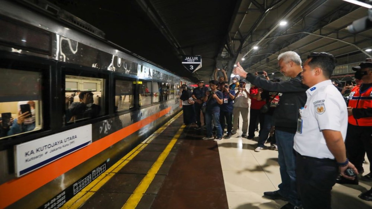 Gubernur Jawa Tengah (Jateng) Ganjar Pranowo melepas keberangkatan peserta mudik gratis rute Jakarta-Kutoharjo dengan kereta api (KA) di Stasiun Pasar Senen, Jakarta Pusat (Jakpus), pada Selasa (18/4/2023). (Istimewa/Pemprov Jawa Tengah)