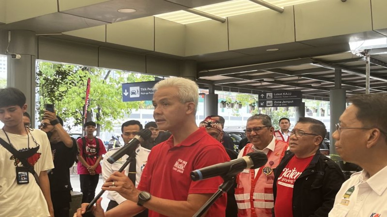 Gubernur Jawa Tengah Ganjar Pranowo saat memberikan keterangan pers di Stasiun Pasar Senen Jakarta, Selasa (18/4/2023). (ANTARA/Arnidhya Nur Zhafira)