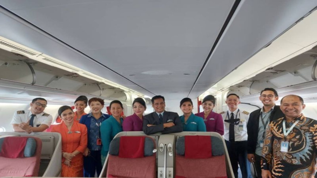 Country Manager PT Garuda Indonesia (Persero) Tbk untuk Malaysia Fredrik Kasiepo (kanan), Station & Service Manager Kuala Lumpur Garuda Indonesia Fajar Maulana (kedua kanan) berpose dengan crew Garuda nomor penerbangan GA821 rute Kuala lumpur ke Jakarta termasuk Capt Rio Kurnia Bahagia sebelum lepas landas dari Bandara KLIA, Sepang, Malaysia, Kamis (20/4/2023). ANTARA/HO-Garuda Indonesia