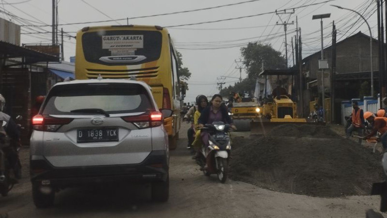 Sejumlah kendaraan melintasi jalan yang sedang diperbaiki di wilayah Leles, Kabupaten Garut, Jawa Barat beberapa waktu lalu. (ANTARA/Feri Purnama)