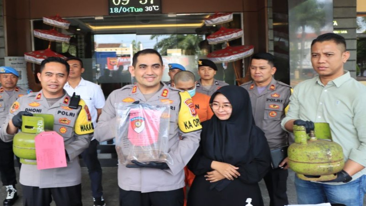 Polisi menunjukkan barang bukti gas dalam kasus penyelewengan gas subsidi di Kota Tasikmalaya, Jawa Barat, Selasa (18/4/2023). (ANTARA/HO-Polres Tasikmalaya Kota)